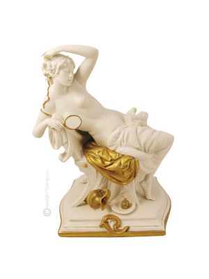 THE MORNING TOILETTE Statuette statue figure porcelain Capodimonte handmade made in Italy exclusive