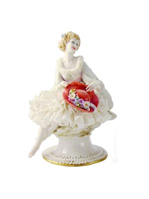 LADY WITH LACE Statuette Statue Figure Porcelain Capodimonte Handmade Made in Italy Exclusive